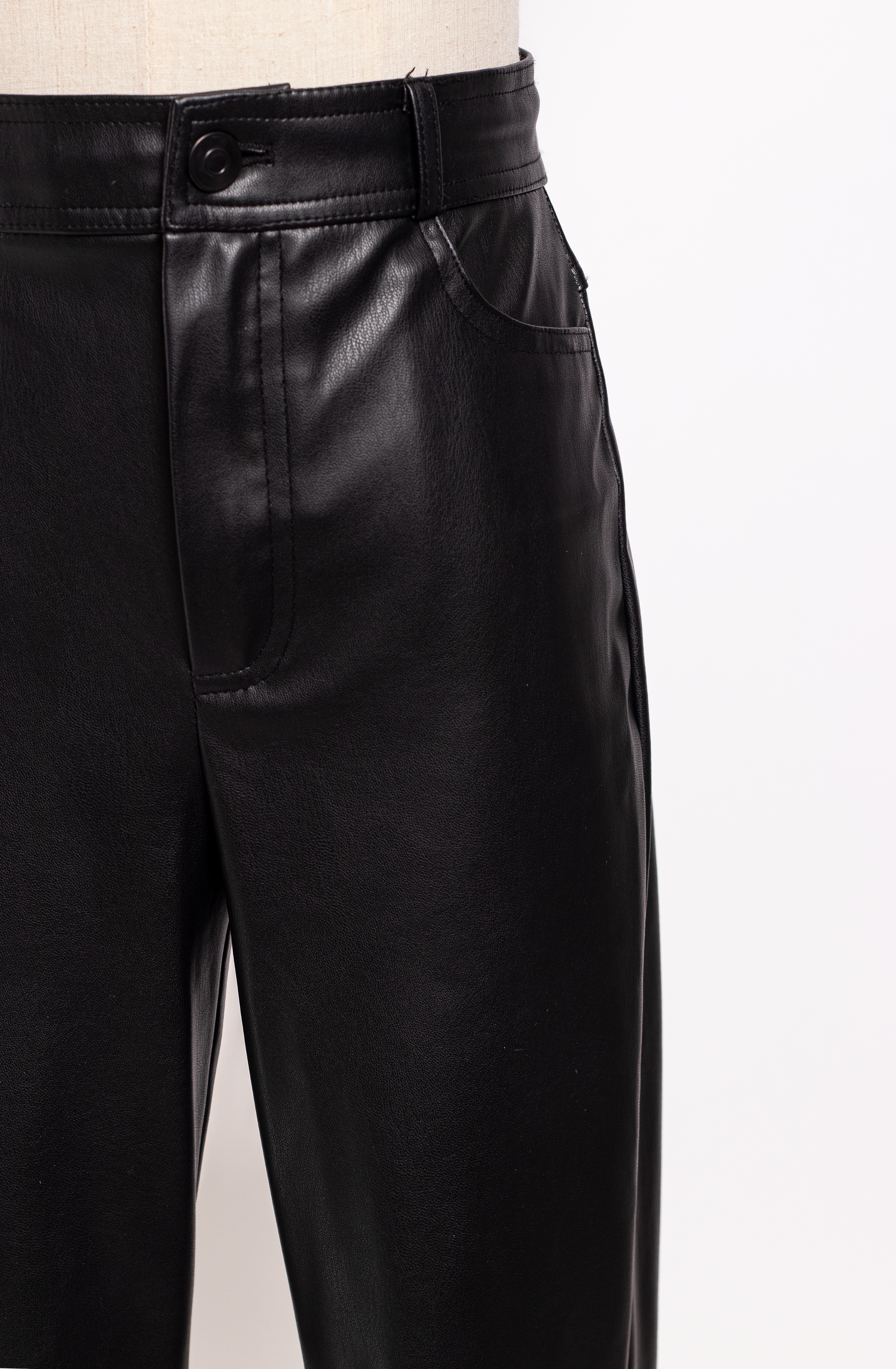 PANTALÓN PULL&BEAR EFECTO PIEL