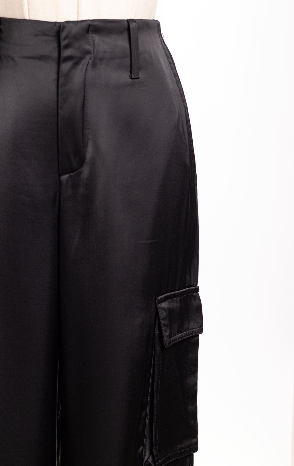 PANTALÓN ZARA CARGO SATINADO