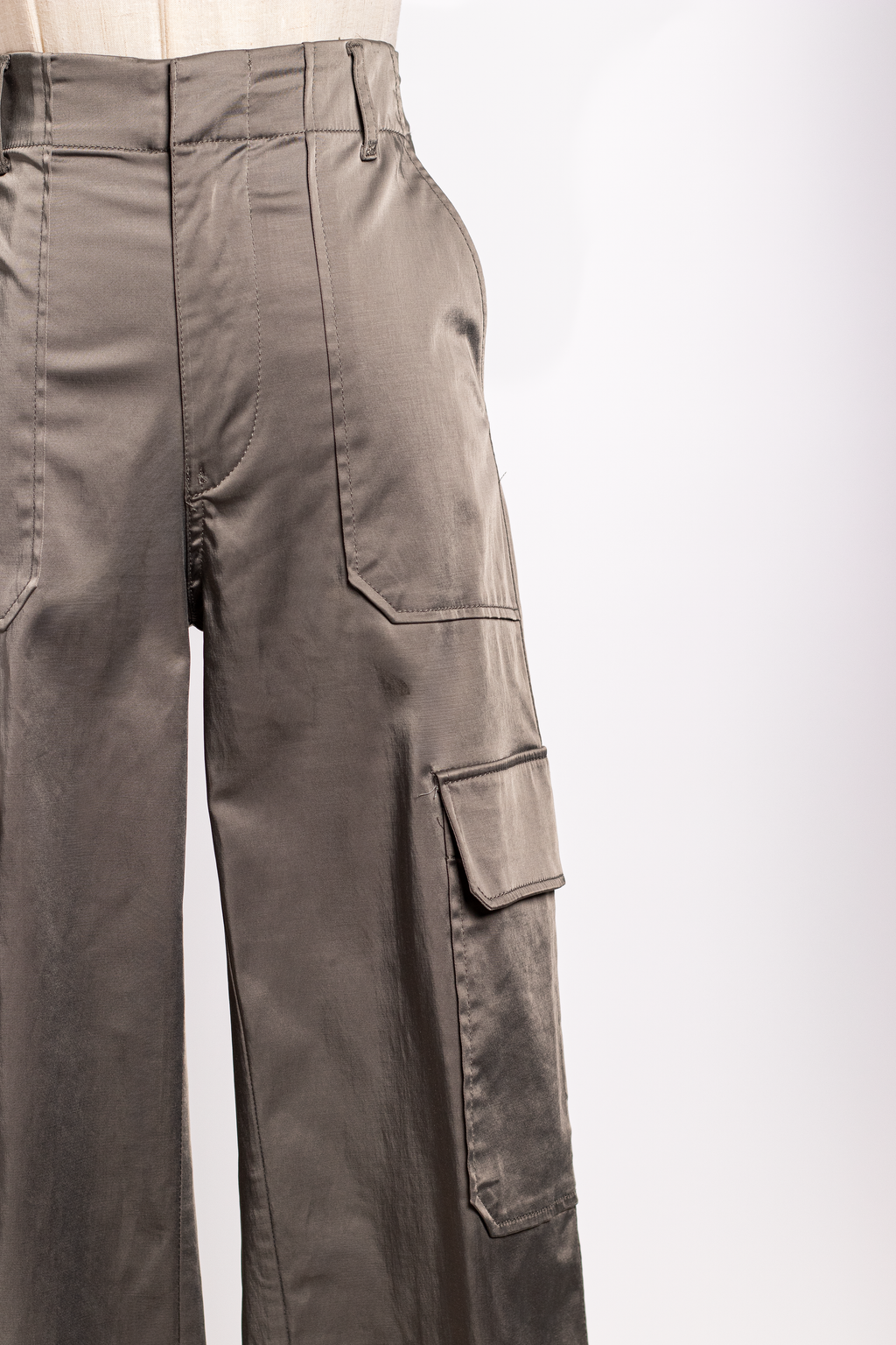 PANTALÓN ZARA CARGO SATINADO