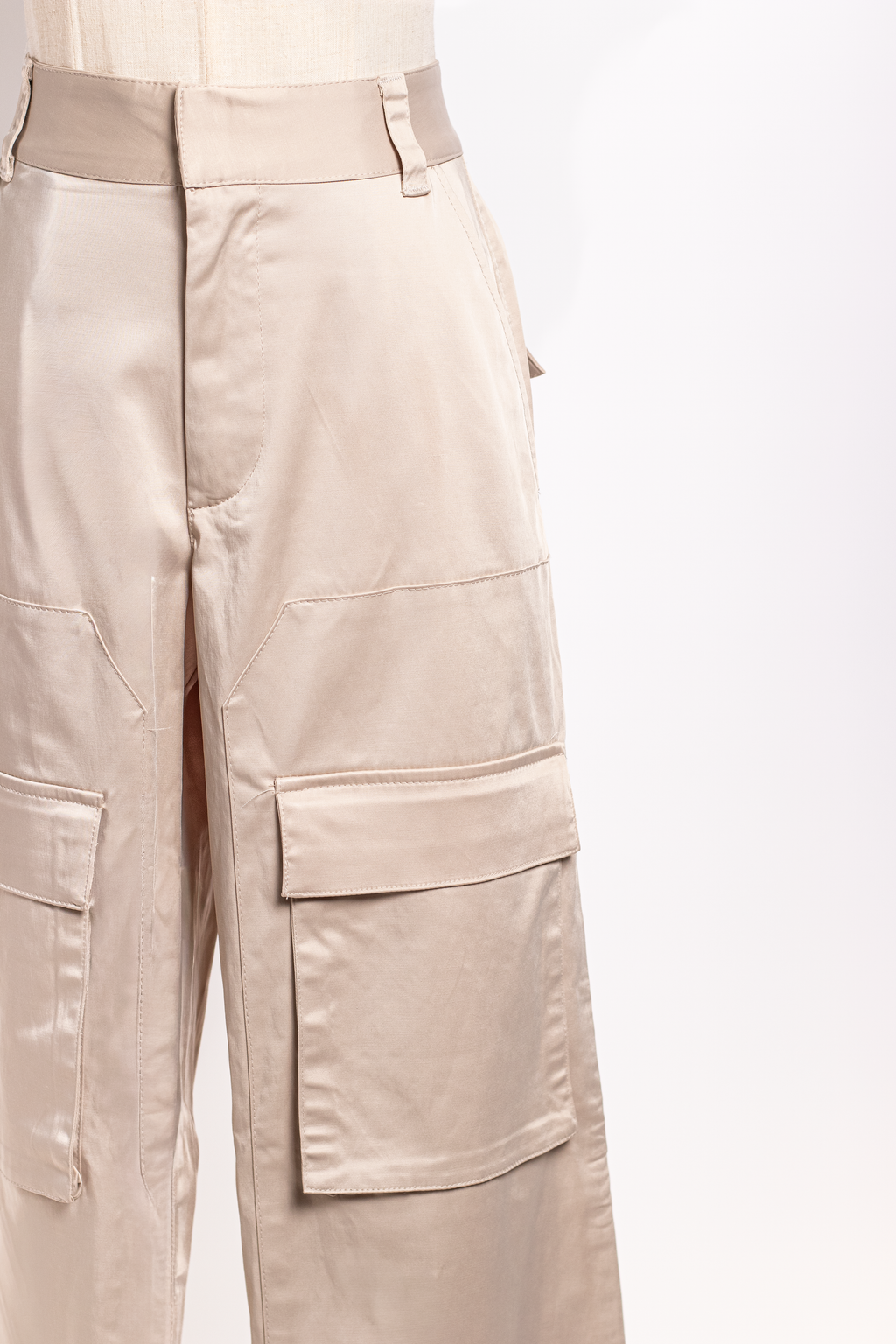 PANTALÓN ZARA CARGO SATINADO