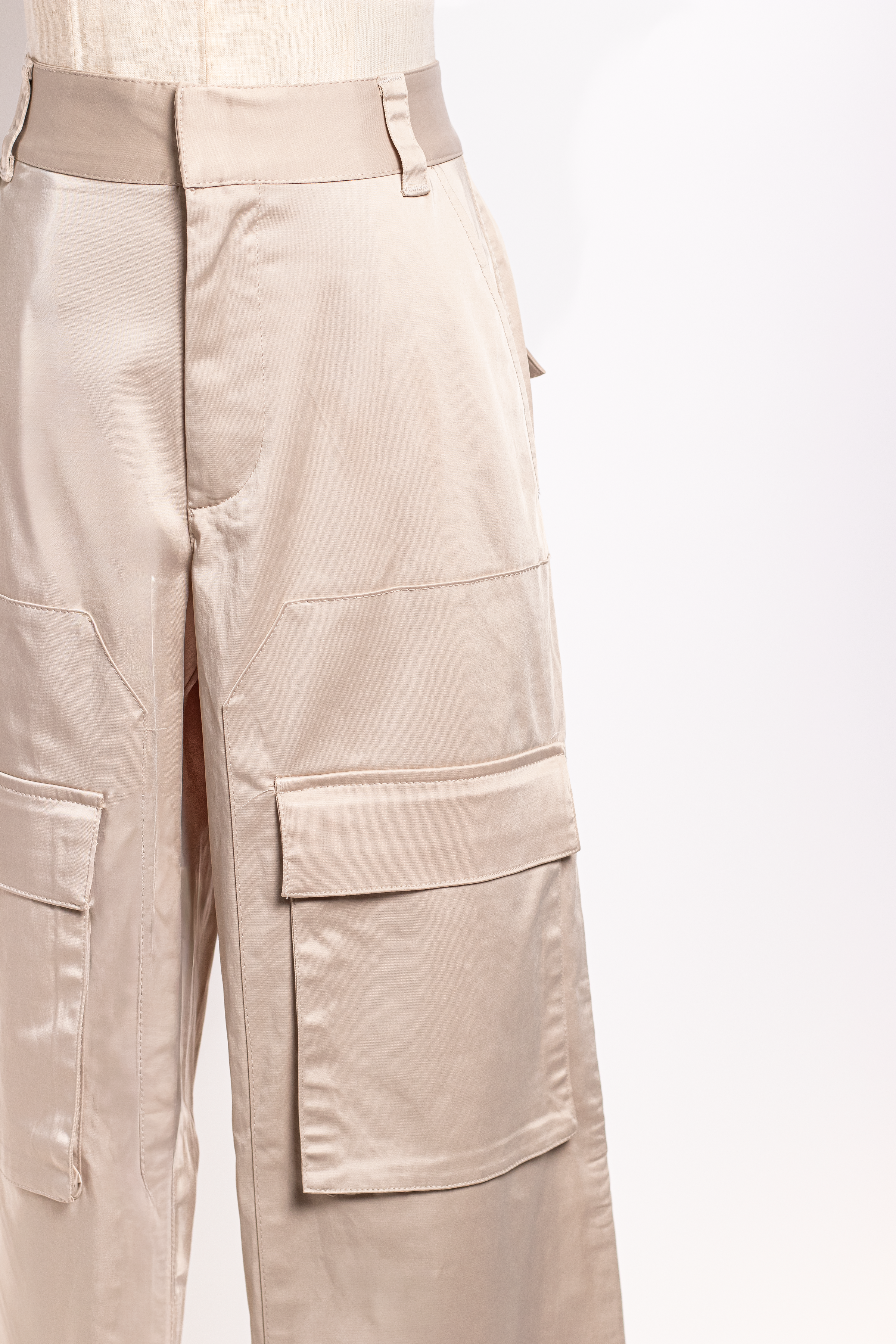PANTALÓN ZARA CARGO SATINADO