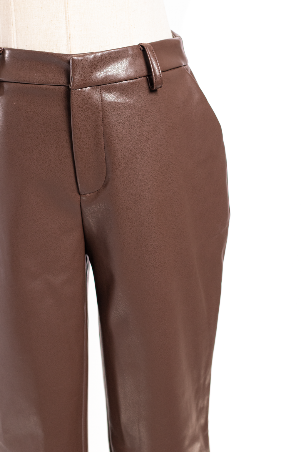 PANTALÓN EFECTO PIEL