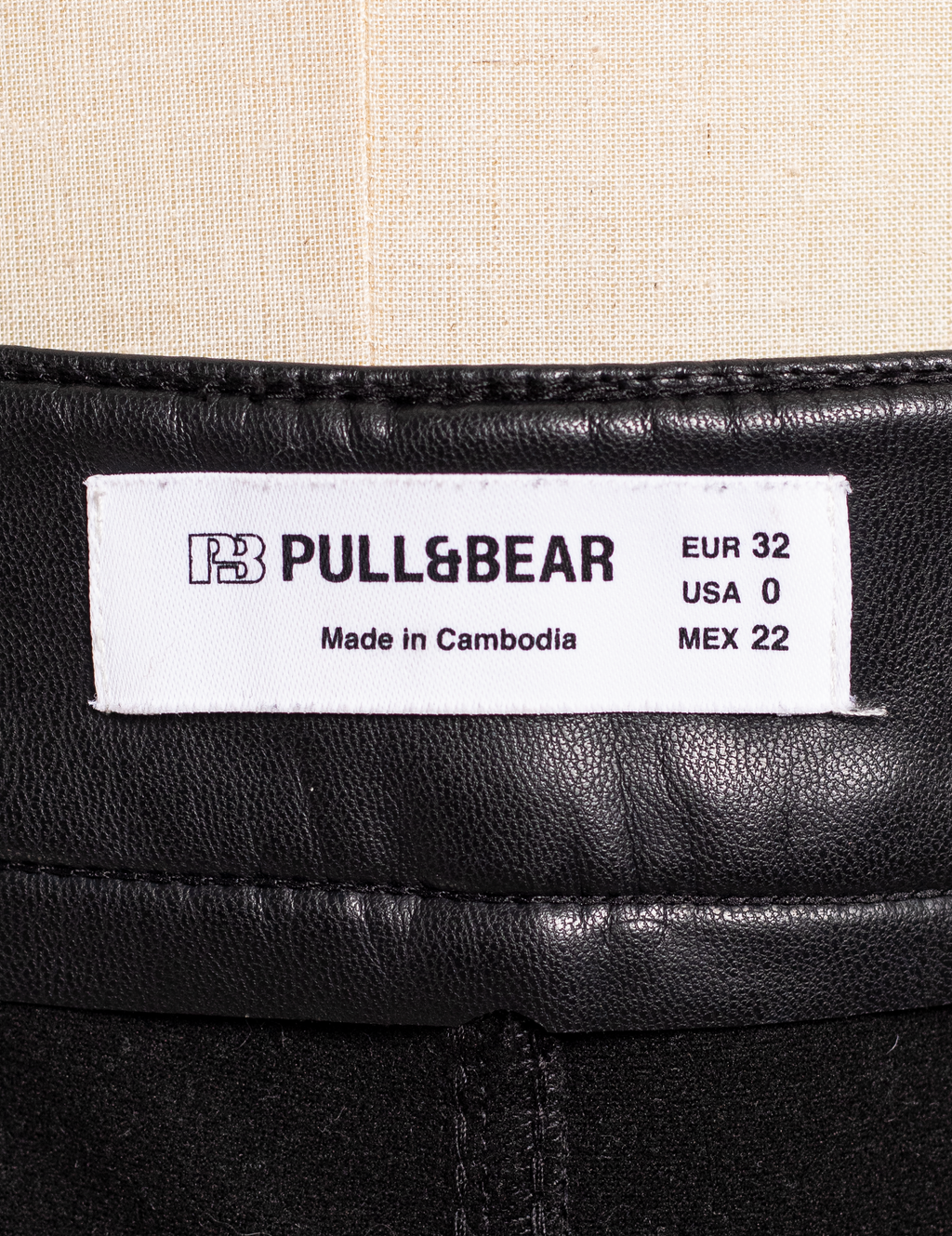 PANTALÓN PULL&BEAR EFECTO PIEL