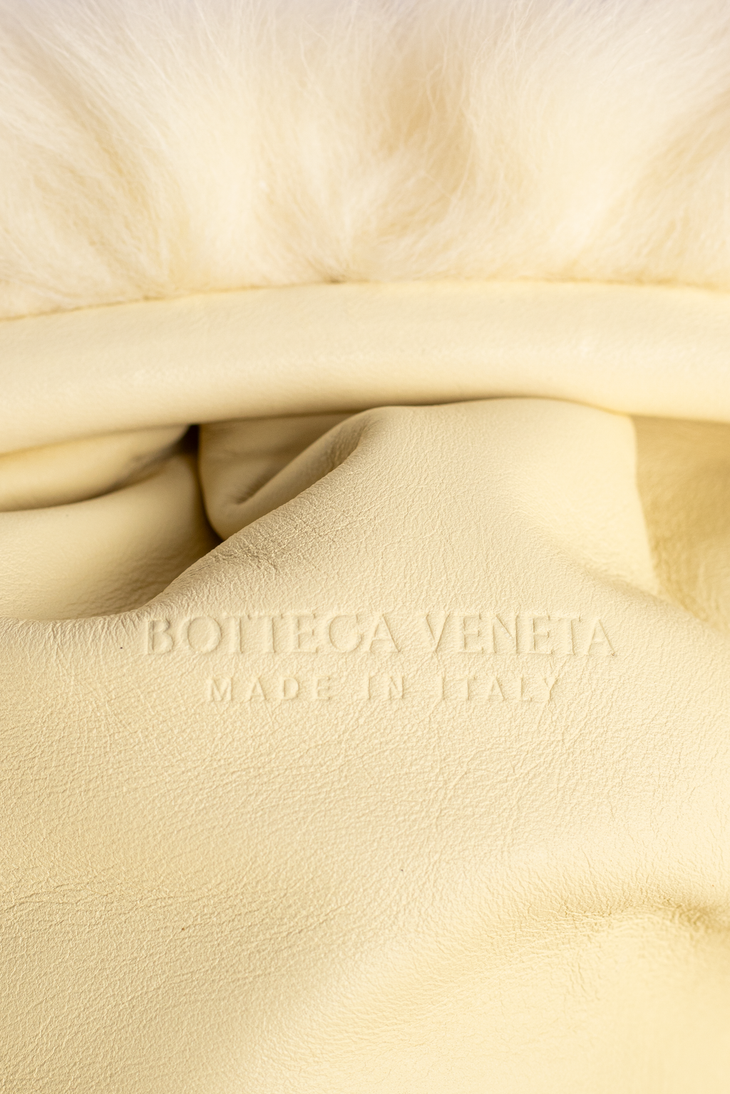 BOLSO BOTTEGA VENETA THE POUCH SHEARLING CREMA